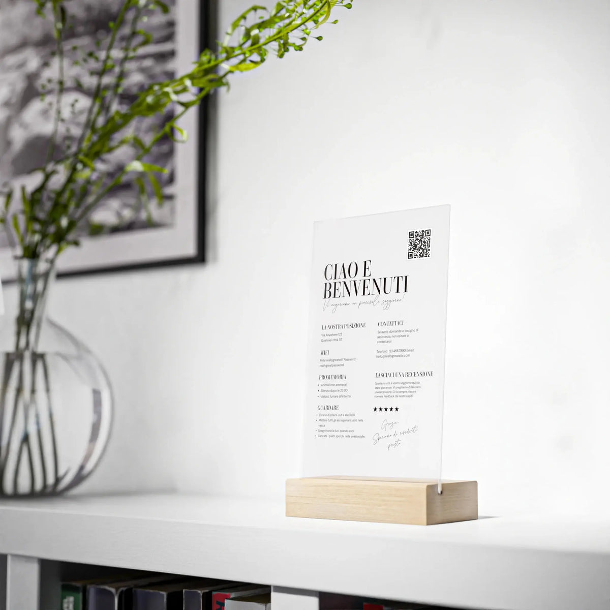 Espositore Welcome personalizzato con QR Code e base in legno per ospiti